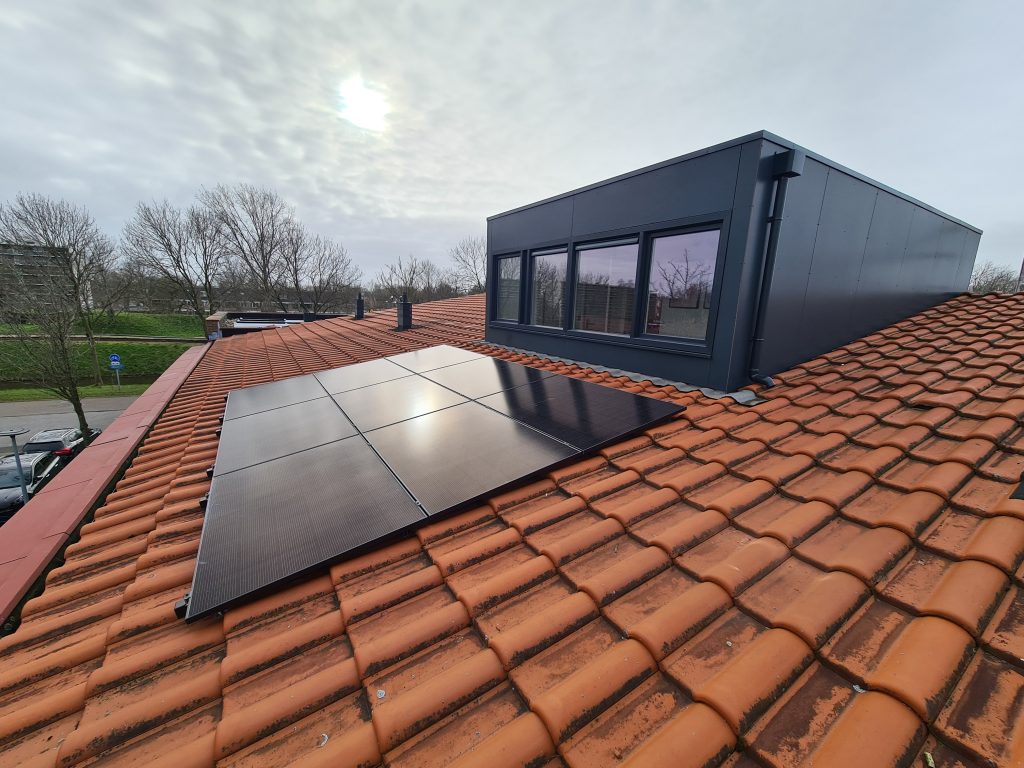 wat kosten 6 zonnepanelen op een schuin dak