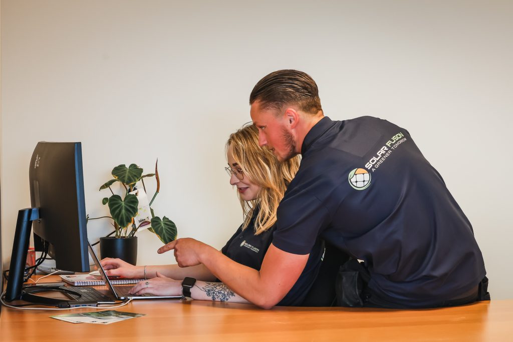 twee werknemers solar fusion achter beeldscherm aan het werk