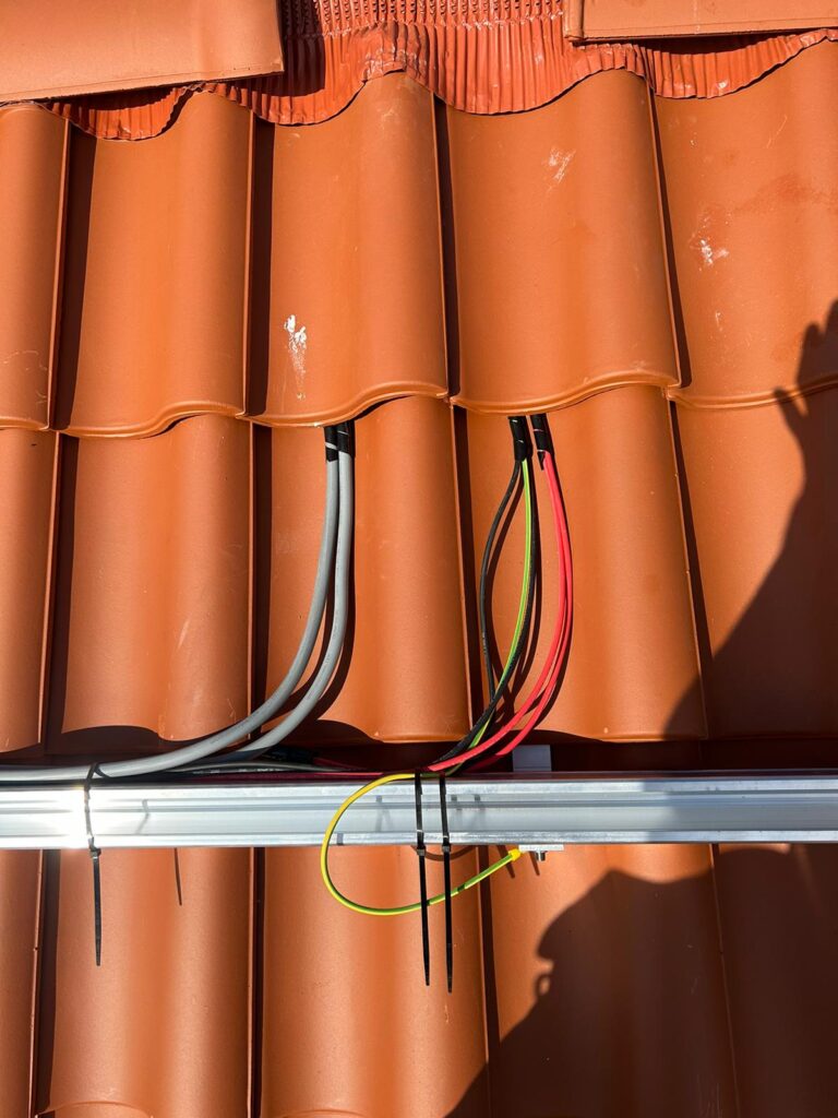 dit is hoe je kabels netjes onder de dakpannen brengt
