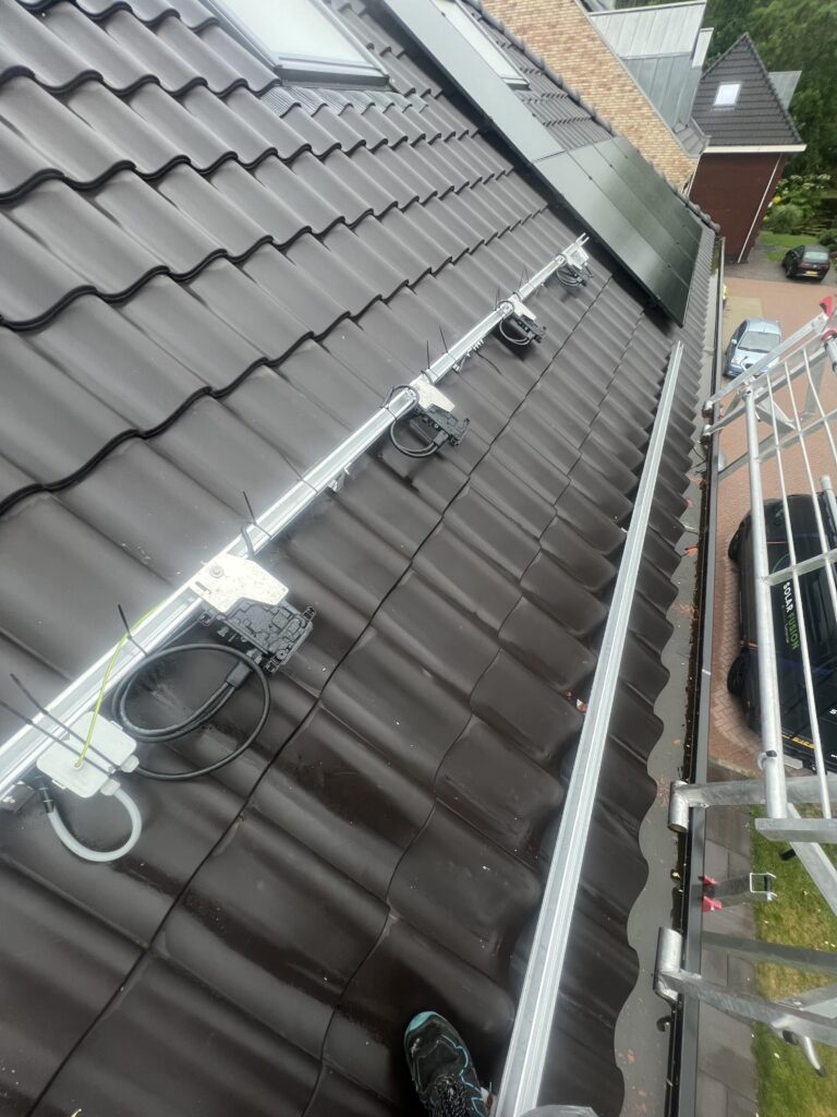 kabels zonnepanelen wegwerken voorbeeld foto met micro omvormers op het dak