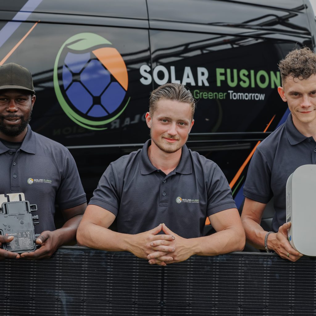 omvormer zonnepanelen solar fusion medewerkers met een micro omvormer een growatt omvormer en een jinko zonnepaneel