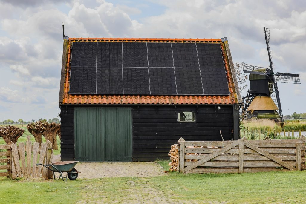 omvormer zonnepanelen zonnepanelen bij een windmolen in het nederlandse landschap