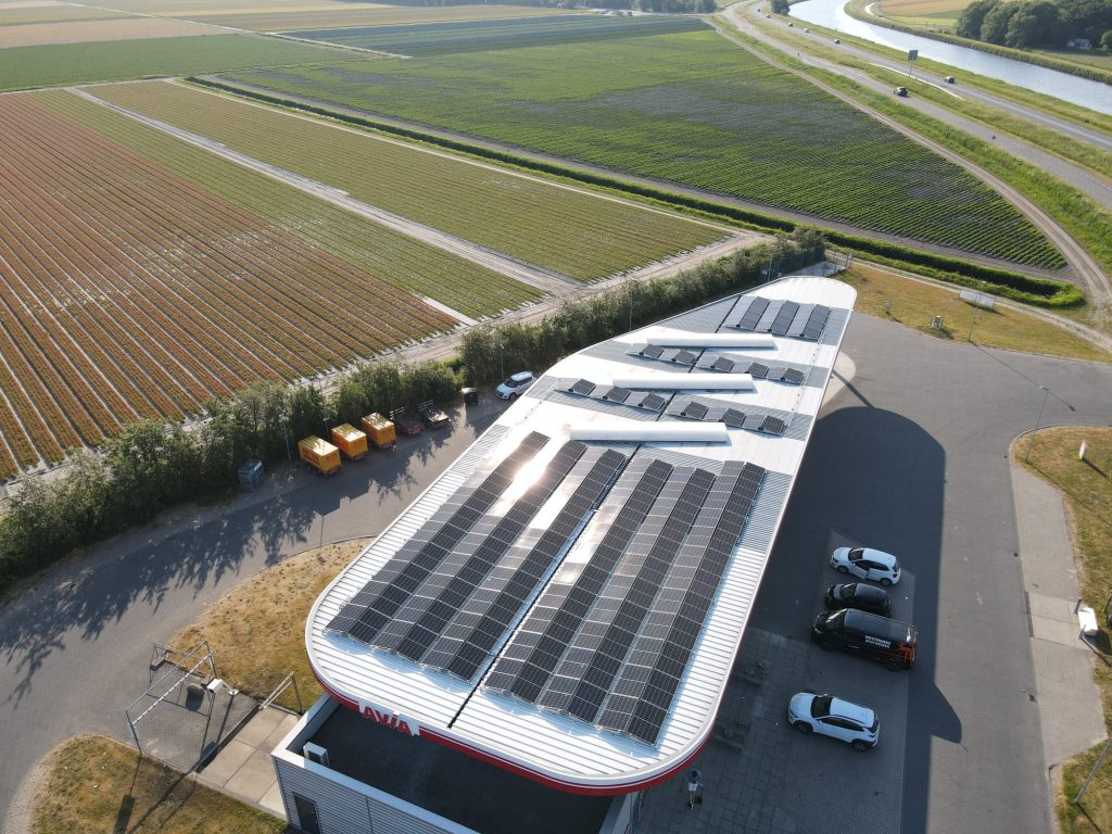 zonnepanelen op het avia tankstation in schagerbrug