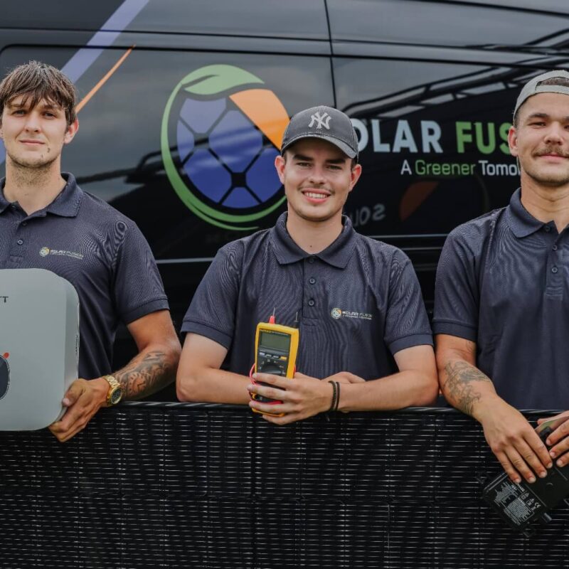 Solar Fusion team met omvormer en zonnepanelen
