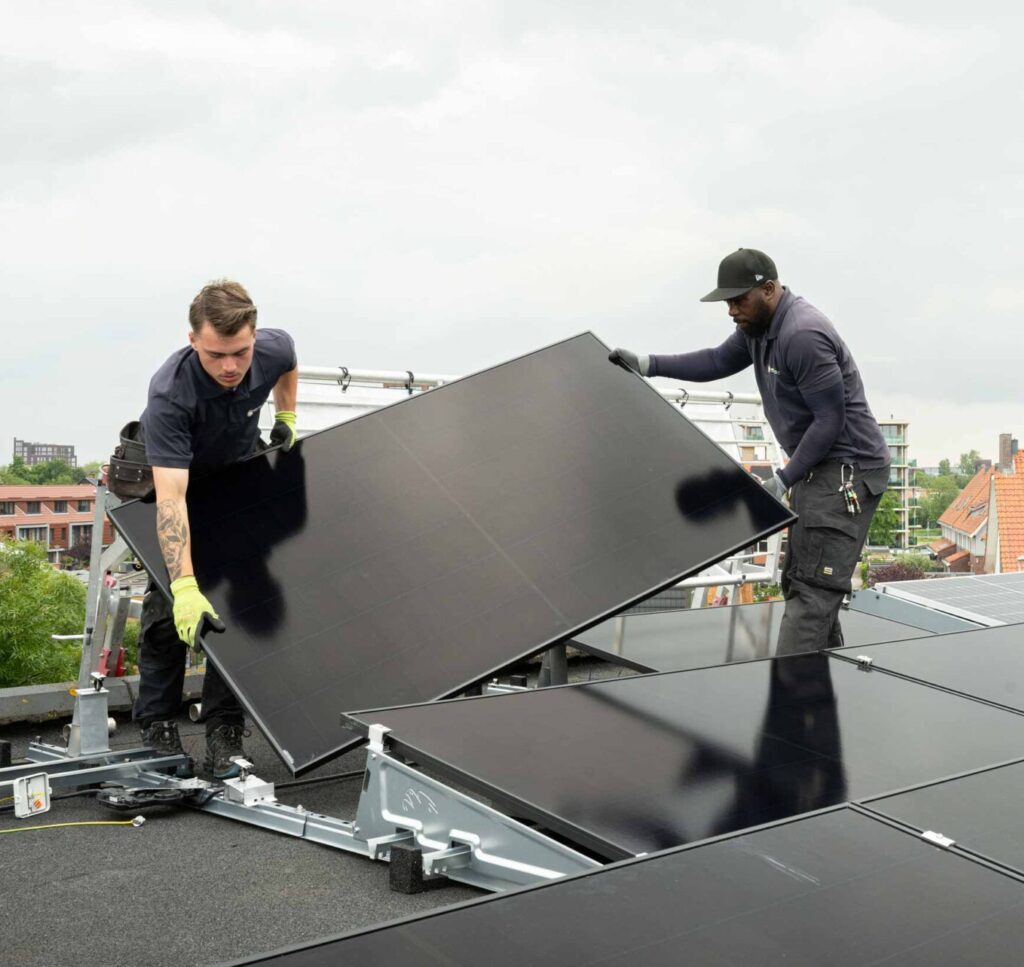 Zonnepanelen plaatsen op dak in purmerend