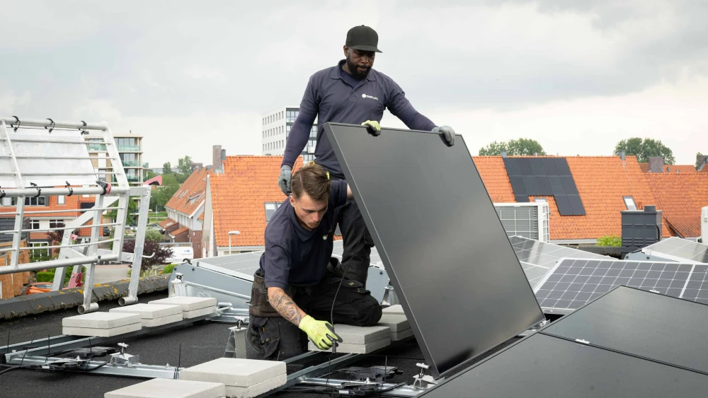 Zonnepanelen plaatsen op het dag in Purmerend